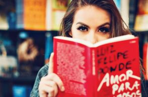 Weird girl lit: Μια αμφιλεγόμενη λογοτεχνική υποκατηγορία γραμμένη από γυναίκες για γυναίκες