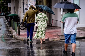 Πολίτες με ομπρέλα εν μέσω καταιγίδας