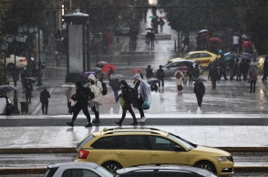 Πολίτες εν μέσω καταιγίδας στην Αθήνα