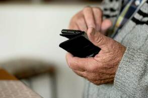Συνταξιούχος με το κινητό τηλέφωνο στο χέρι