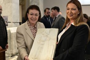 Είκοσι δύο παράνομα διακινηθείσες αρχαιότητες επιστράφηκαν στην Ελλάδα από το Ισραήλ, σε τελετή στο Εθνικό Αρχαιολογικό Μουσείο.