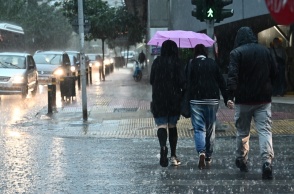 Πολίτες στον δρόμο εν μέσω καταιγίδας στην Αττική