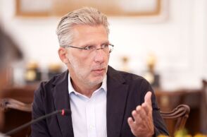 Στα μέτρα στήριξης, τη δημοσιονομική σταθερότητα και το νομοσχέδιο για την προστασία των ανηλίκων στα social media αναφέρθηκε ο Άκης Σκέρτσος