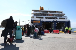 Πλοίο κατά την επιβίβαση στο λιμάνι του Πειραιά