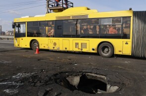 Τρύπα σε γέφυρα στο Κίεβο μετά από ρωσική επίθεση με drone