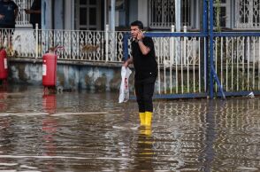 Τουρκία: Τρεις νεκρούς, τέσσερις αγνοούμενους και χιλιάδες εγκλωβισμένους άφησε πίσω της η χειρότερη νεροποντή των τελευταίων 84 ετών στην Κωνσταντινούπολη.