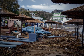 Αυτοκίνητο σε παραλία της Ρόδου με την κακοκαιρία