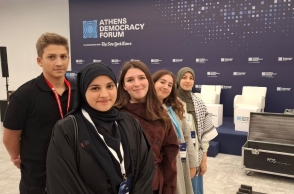 Teens for Democracy: Η γενιά που μεγάλωσε μέσα στον αλγόριθμο τον κοιτάζει πλέον με καχυποψία