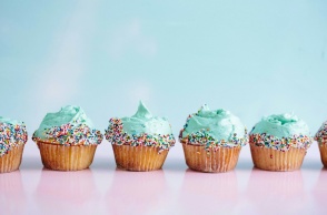 Cupcake στη σειρά ακουμπησμένα σε τραπέζι