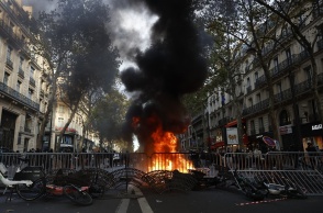 Φωτιά και οδοφράγματα σε σημείο διαδηλώσεων στη Γαλλία