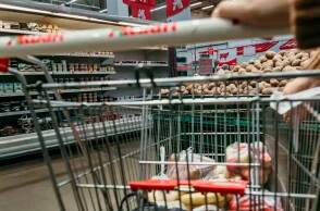 Καρότσι με τρόφιμα σε διάδρομο σούπερ μάρκετ