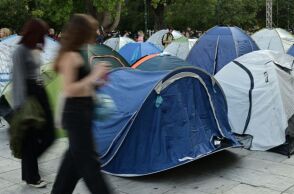Φοιτητές στήνουν σκηνές στο Σύνταγμα ξεκινώντας διήμερο κινητοποιήσεων, ενόψει του πανεκπαιδευτικού συλλαλητήριου σε όλη τη χώρα.