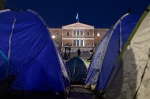 Σκηνές φοιτητών στην Πλατεία Συντάγματος και λήψη με φόντο τη Βουλή