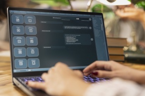 Άτομο γράφει σε chatbot AI σε λάπτοπ