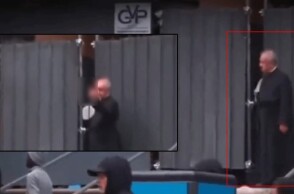 Ιερέας στο Μιλάνο δείχνει το μεσαίο δάκτυλο σε διαδηλωτή
