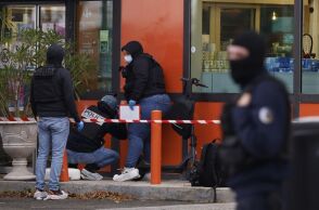Ο Εμανουέλ Μακρόν χαρακτήρισε «ρατσιστική τρομοκρατική επίθεση» τους πυροβολισμούς κοντά στο Παρίσι που προκάλεσαν έναν θάνατο και πέντε τραυματισμούς.