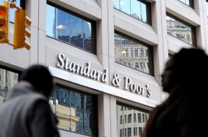 Ο S&P επιβεβαίωσε το ελληνικό αξιόχρεο στη βαθμίδα ΒΒΒ, προβλέποντας πρωτογενή πλεονάσματα, ανάπτυξη και περαιτέρω αποκλιμάκωση του χρέους.
