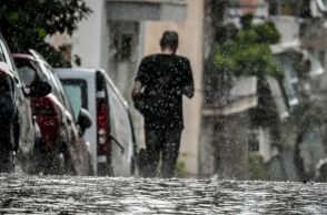 Έκτακτο δελτίο επιδείνωσης καιρού εξέδωσε η ΕΜΥ με ισχυρές βροχές, καταιγίδες και τοπικές χαλαζοπτώσεις από τις πρώτες ώρες της Δευτέρας.