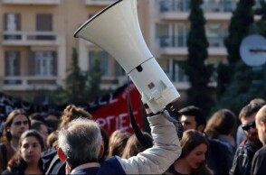 Εργαζόμενοι συμμετέχουν σε απεργία
