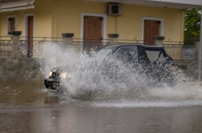 Αυτοκίνητο σε πλημμυρισμένο δρόμο