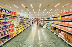 Τρόφιμα και άλλα είδη πρώτης ανάγκης σε διάδρομο σούπερ μάρκετ