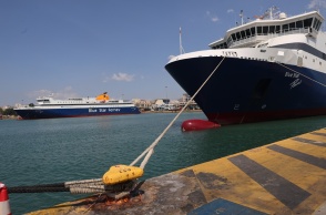 Δεμένο πλοίο σε κάβο στο λιμάνι του Πειραιά