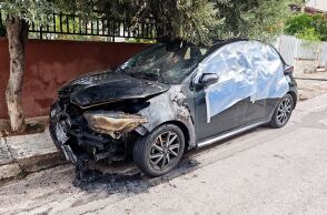 Σε διαθεσιμότητα με εντολή Δένδια ο αξιωματικός του Πολεμικού Ναυτικού που πυρπόλησε τα σπίτια πρώην συντρόφων του