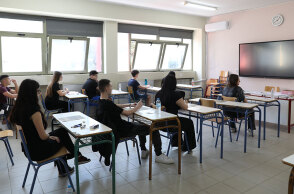 Εθνικό Απολυτήριο: Ολημερίς το χτίζανε, το βράδυ γκρεμιζόταν