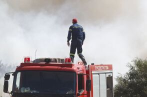 Φωτιά σε εξέλιξη στη Σαλαμίνα - Μήνυμα του 112 στους κατοίκους να είναι σε ετοιμότητα - Δυνάμεις της Πυροσβεστικής επιχειρούν στο σημείο. 