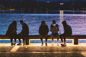 Gen Z: Μία γενιά που δεν εγκαταλείπει την πολιτική, αλλά τους παραδοσιακούς της θεσμούς