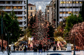 Η Αθήνα φοράει τα γιορτινά της