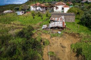 Ηλεία: Αποκλεισμένο το Μαζαράκι λόγω κατολίσθησης  - Γονείς μεταφέρουν παιδιά στις πλάτες τους 