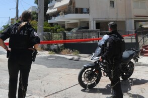 Ηλιούπολη: Κρατούσα το χέρι στην κοπέλα που ανέπνεε και της μιλούσα, λέει ο άνδρας που βρήκε τις 17χρονες