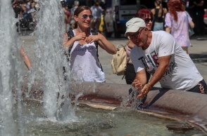 Πολίτες δροσίζονται σε σιντριβάνι