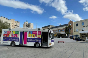 Ένα λεωφορείο γεμάτο βιβλία οργανώνει τους δρόμους της πόλης