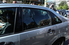 Το όχημα που μεταφέρει τους τρεις συλληφθέντες για τον βιασμό της 12χρονης στον Κολωνό