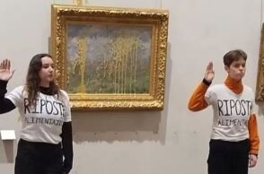 Ακτιβίστριες πέταξαν σούπα και στον πίνακα «Άνοιξη» του Μανέ