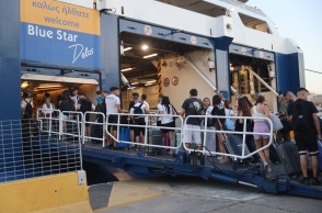 Πολίτες ετοιμάζονται για την επιβίβαση τους σε πλοίο