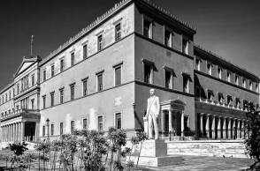 Μια «δικαστική» κοινοβουλευτική χρονιά που κανείς δεν θέλει να θυμάται