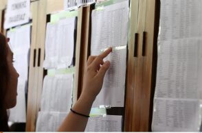 Χέρια στις κόλλες όπου ανακοινώθηκαν τα αποτελέσματα των Πανελληνίων - Σε λίγες ημέρες η υποβολή μηχανογραφικών