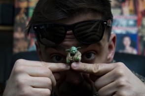 O Μάκης Παπασημακόπουλος απαντάει σε 34 ερωτήσεις για την Αθήνα