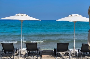 Ξαπλώστες σε ακτή