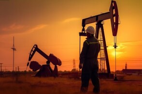 Εξόρυξη πετρελαίου με φόντο το ηλιοβασίλεμα