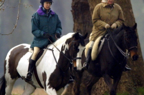Η βασίλισσα Ελισάβετ έκανε ιππασία μαζί με την κόρη της, πριγκίπισσα Άννα