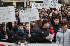 Εικόνα από συγκέντρωση στο κέντρο της Αθήνας για το πολύνεκρο σιδηροδρομικό δυστύχημα στα Τέμπη