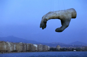 Σκηνή από την ταινία «Τοπίο στην ομίχλη» του Θεόδωρου Αγγελόπουλου - Στο βάθος διακρίνεται ο Λευκός Πύργος