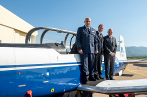 Από αριστερά προς δεξιά: o Υποπτέραρχος (Ι) Γεώργιος Βαγενάς, Διοικητής της Διοίκησης Αεροπορικής Εκπαίδευσης (ΔΑΕ) της Ελληνικής Πολεμικής Αεροπορίας, o Ταξίαρχος ε.α. Γιαΐρ Κουλάς, Eπικεφαλής της Διεύθυνσης Διεθνούς Αμυντικής Συνεργασίας (SIBAT), Μπεζχαλέλ Μάχλις, Πρόεδρος και Διευθύνων Σύμβουλος, Elbit Systems