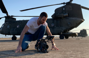 άνδρας και ελικόπτερο