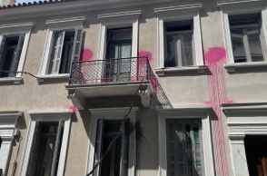 Εξάρχεια: Δεύτερη επίθεση με μπογιές στο νεοκλασικό της οδού Μπενάκη 98