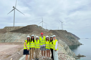 Επίσκεψη στο Αιολικό Πάρκο Άγιος Γεώργιος της ΤΕΡΝΑ στις 15 Μαΐου 2023. Από αριστερά προς τα δεξιά: Assia Achhibat, Valeria Santos Cilento, Prajakta Ranade, Γεώργιος Κάραλης, Emily Murray, Azadeh Momenifar, και Hanne Macken.
